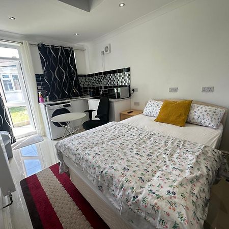 Luxury Ensuite Studio In Crayford Dartford Bexley London With Full Kitchen And Side Garden Alleyway Entrance Erith Ngoại thất bức ảnh