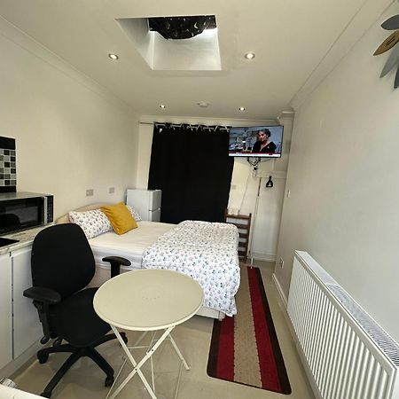 Luxury Ensuite Studio In Crayford Dartford Bexley London With Full Kitchen And Side Garden Alleyway Entrance Erith Ngoại thất bức ảnh