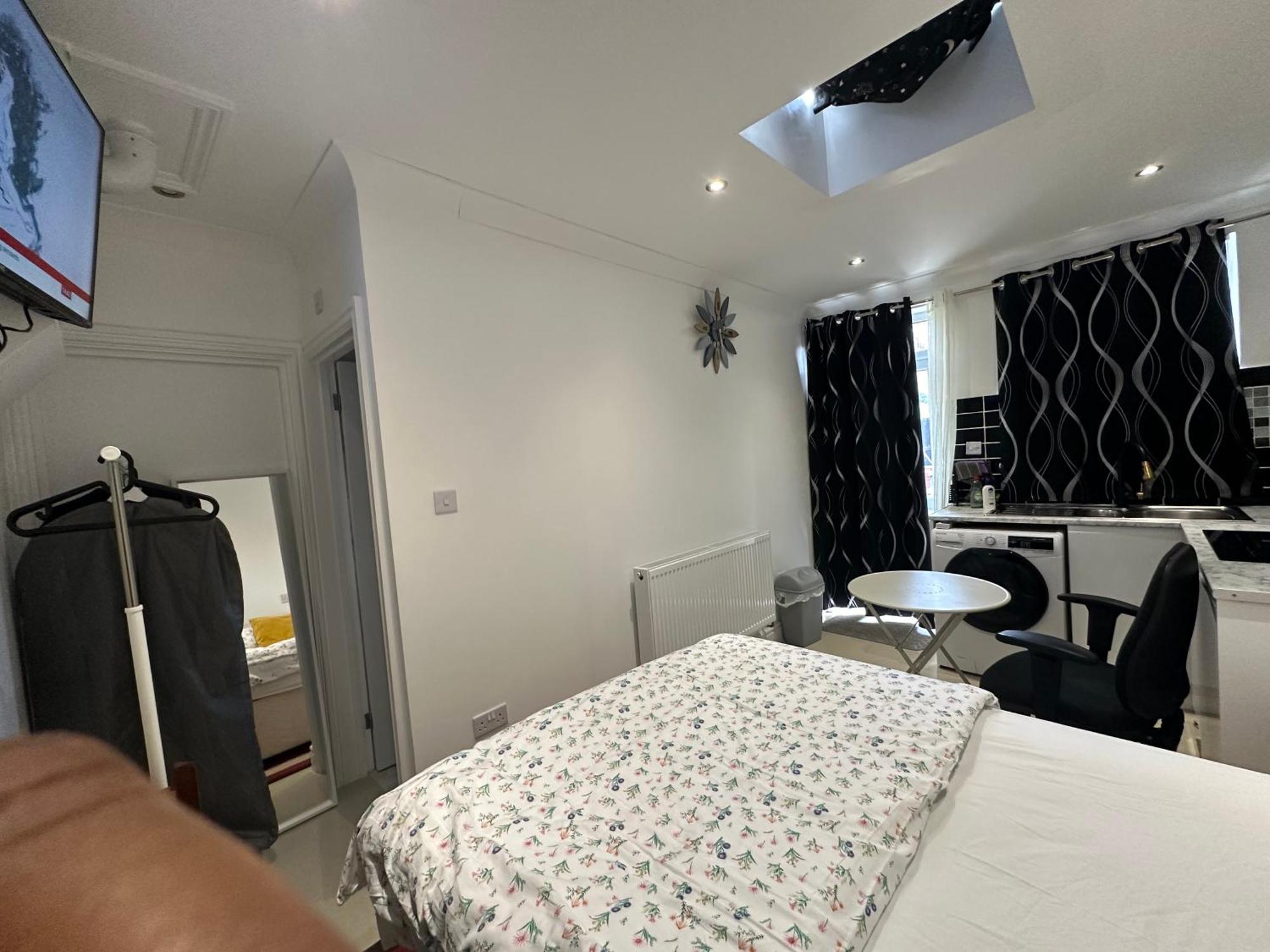 Luxury Ensuite Studio In Crayford Dartford Bexley London With Full Kitchen And Side Garden Alleyway Entrance Erith Ngoại thất bức ảnh