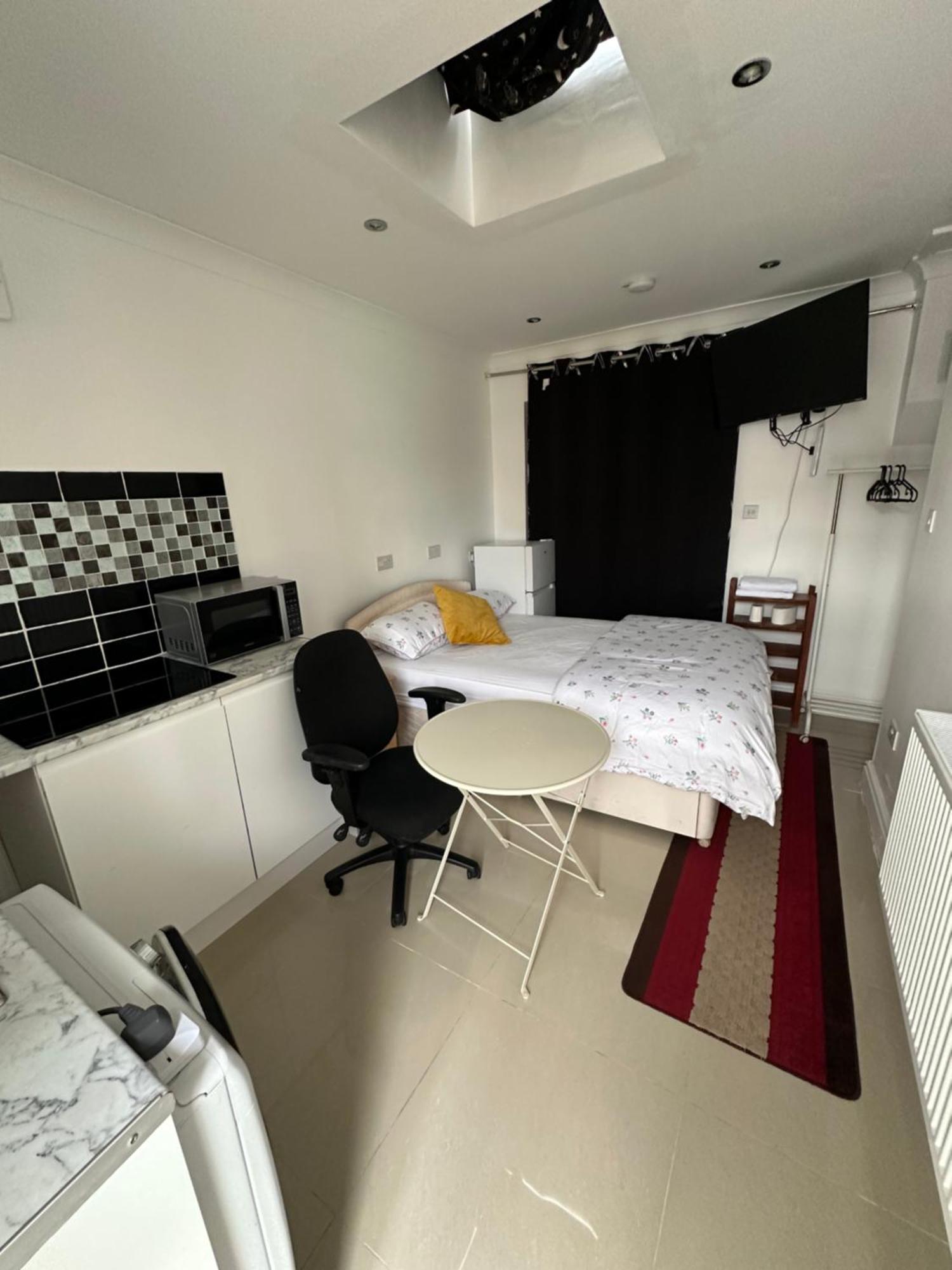 Luxury Ensuite Studio In Crayford Dartford Bexley London With Full Kitchen And Side Garden Alleyway Entrance Erith Ngoại thất bức ảnh