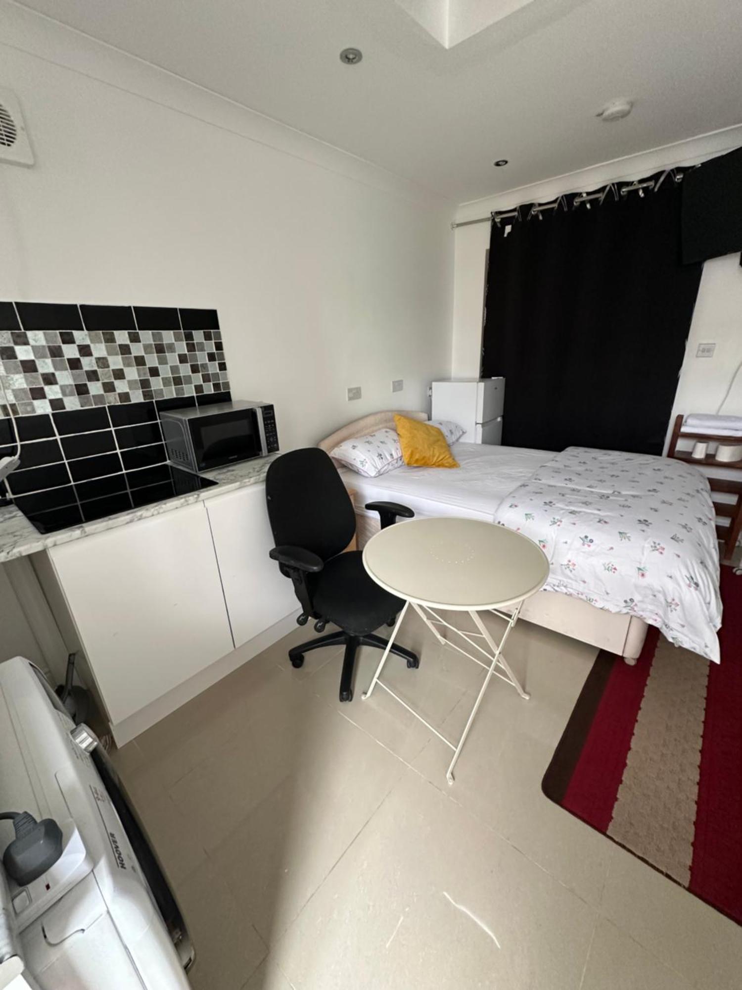 Luxury Ensuite Studio In Crayford Dartford Bexley London With Full Kitchen And Side Garden Alleyway Entrance Erith Ngoại thất bức ảnh
