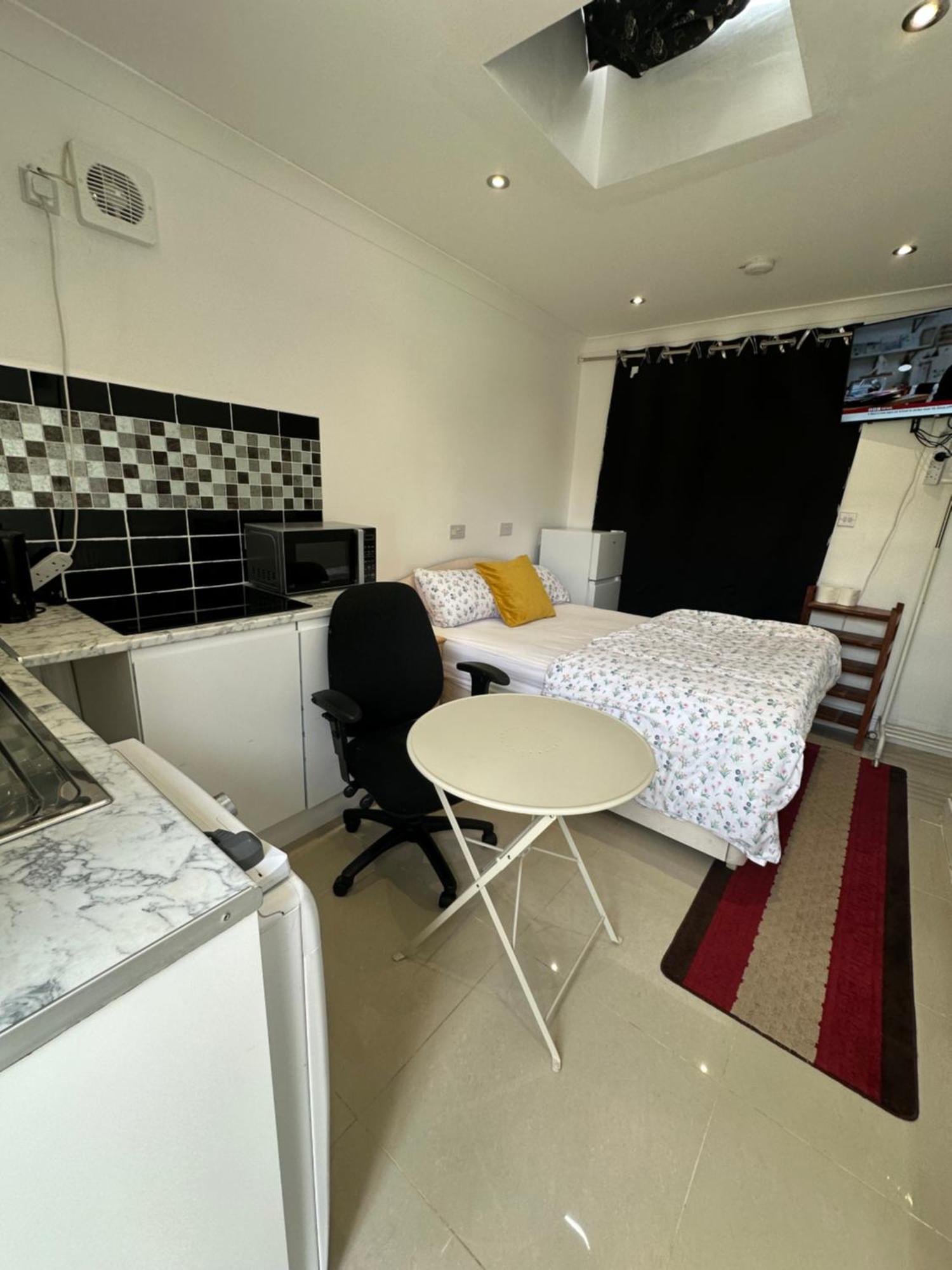 Luxury Ensuite Studio In Crayford Dartford Bexley London With Full Kitchen And Side Garden Alleyway Entrance Erith Ngoại thất bức ảnh