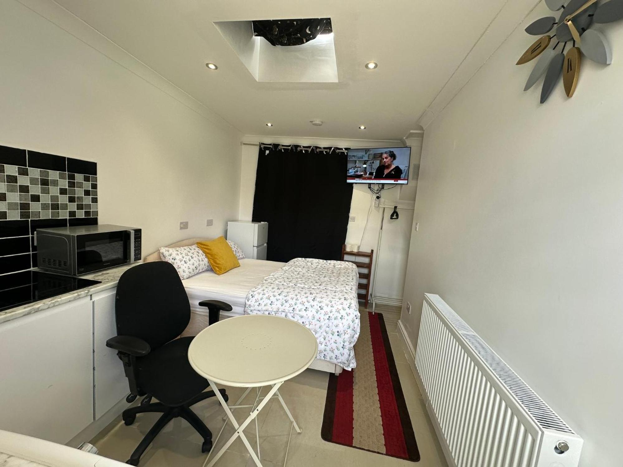 Luxury Ensuite Studio In Crayford Dartford Bexley London With Full Kitchen And Side Garden Alleyway Entrance Erith Ngoại thất bức ảnh