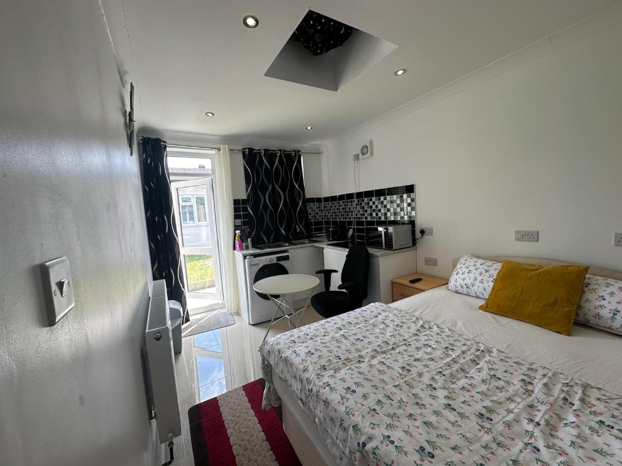 Luxury Ensuite Studio In Crayford Dartford Bexley London With Full Kitchen And Side Garden Alleyway Entrance Erith Ngoại thất bức ảnh