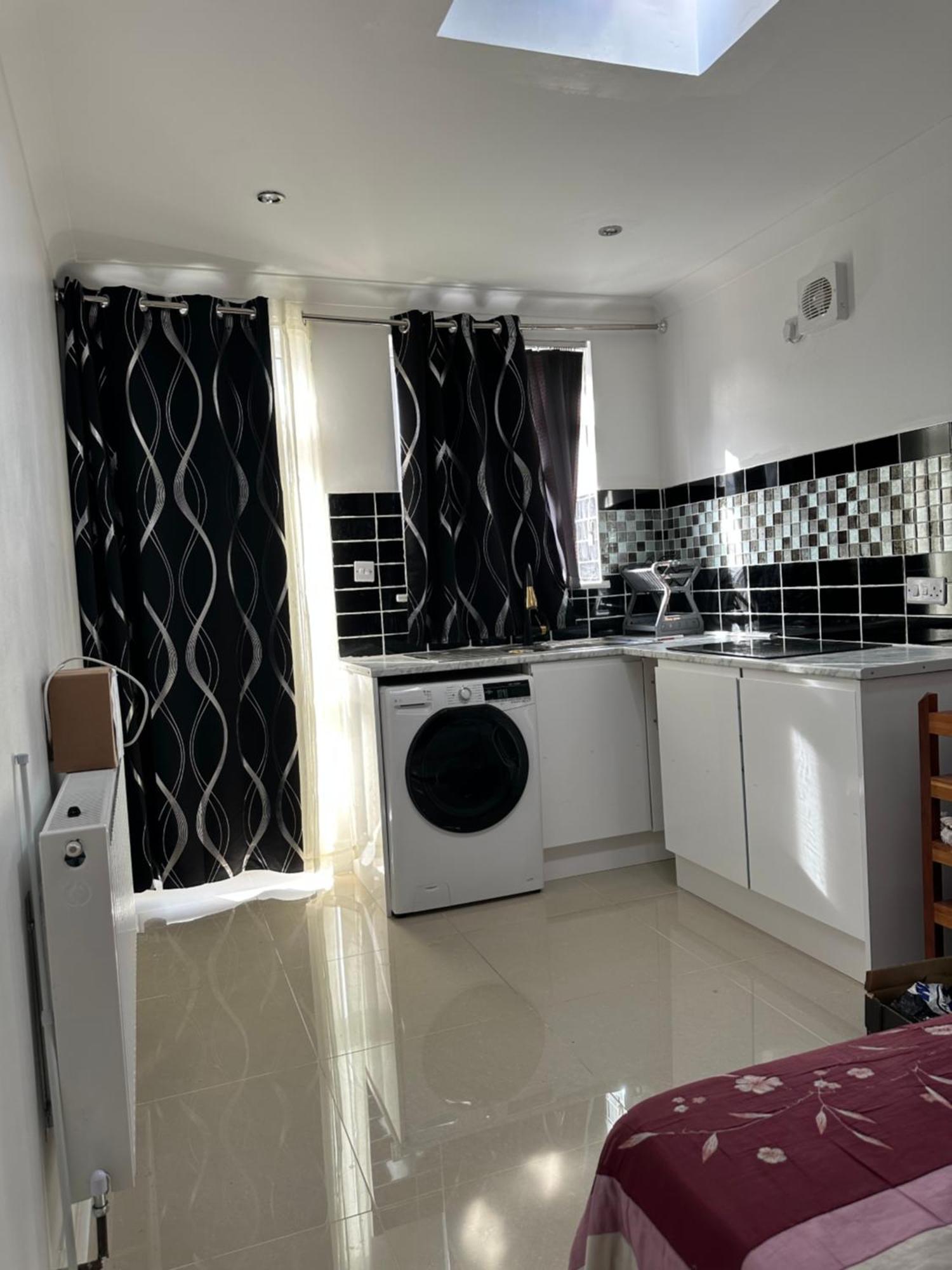 Luxury Ensuite Studio In Crayford Dartford Bexley London With Full Kitchen And Side Garden Alleyway Entrance Erith Ngoại thất bức ảnh